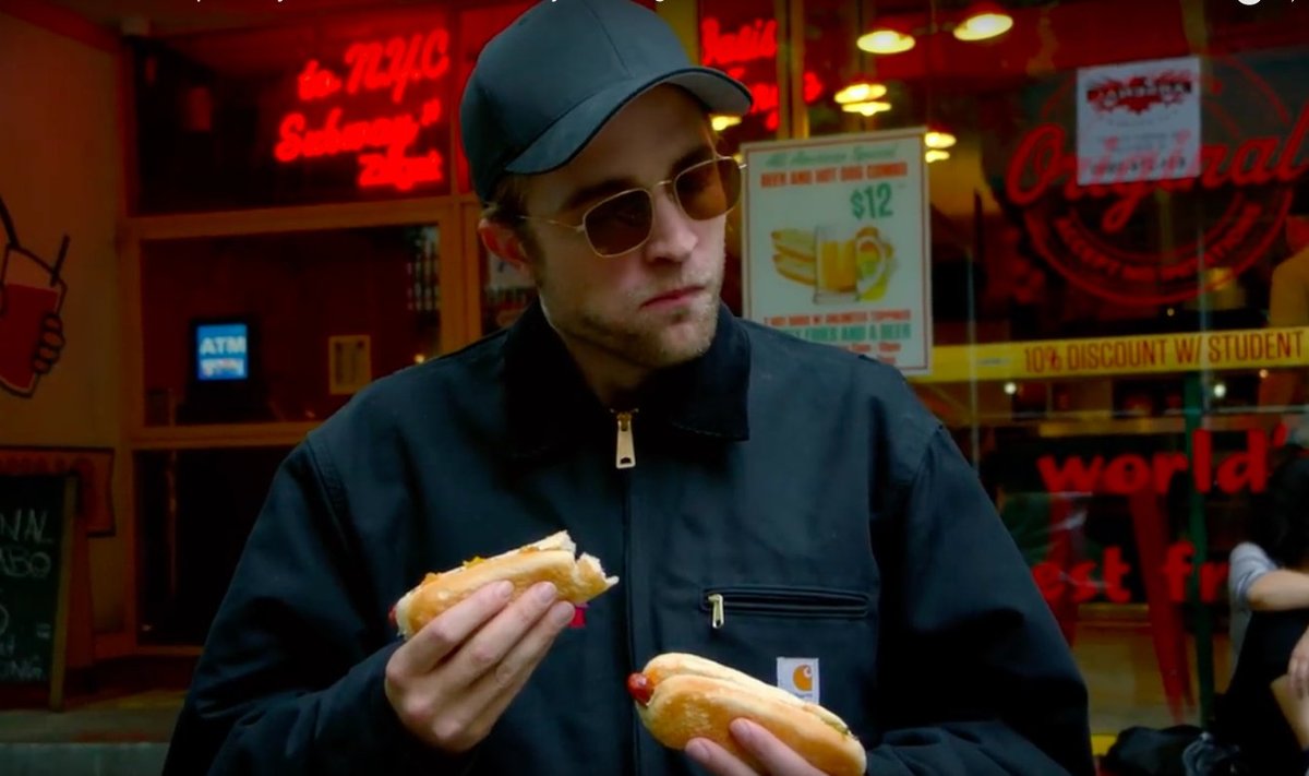 Vampiiri mänginud näitleja Robert Pattinson otsib NYC'is hot dog'i.