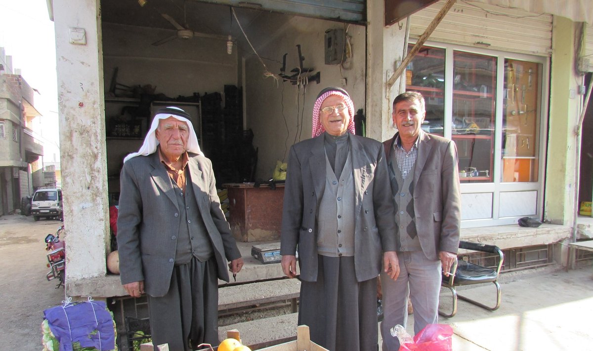 Vanamehed al-Malikiyah's (kurdi nimega Derika) müüvad kartuleid ja apelsine sama hinnaga - umbes 30 eurosenti kilo. 
