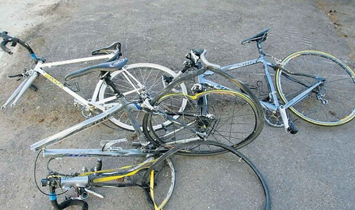 Noorte ratturite jalgrattad ränga õnnetuse järel