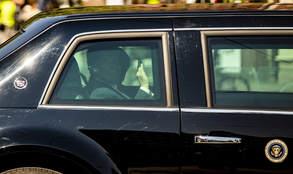 Erinevalt Venemaa presidendi Vladimir Putini sõiduvahendist lubasid Donald Trumpi auto klaasid fotoobjektiivil ka salongi piiluda ja seal istuvat maailma olulisima riigi juhti jäädvustada.