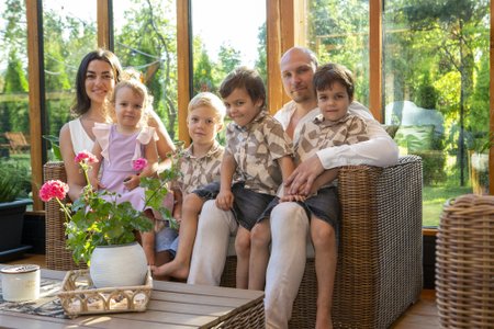 Sandra Väljaotsa ja Kaijo Kirsipuu perega oma kodus Roobukal.