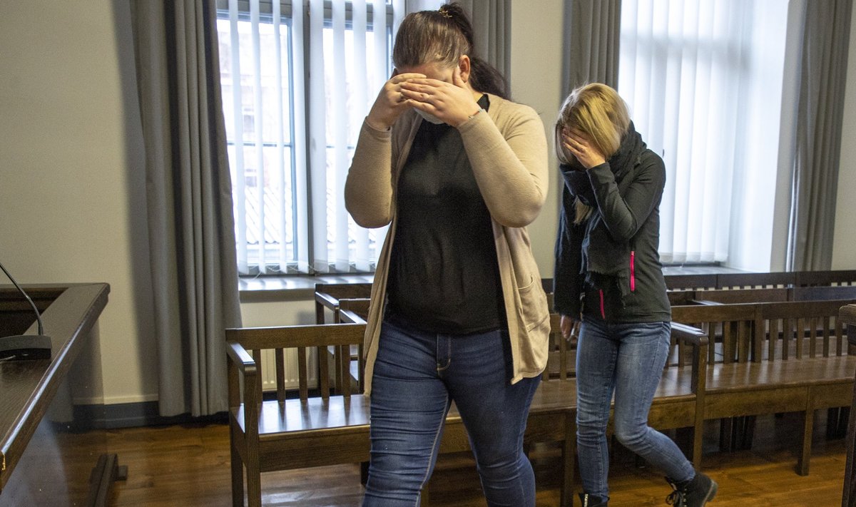 В зале суда работники дома попечения Ану Алексеев (слева) и Лийна Отс-Ласс, грубо обращавшиеся с детьми, прикрывали лица от фотографа.