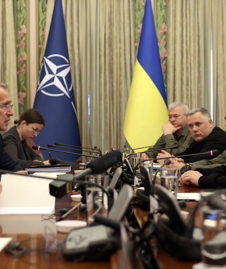 NATO peasekretär Jens Stoltenberg (vasakul) ja Ukraina president Volodõmõr Zelenskõi (paremal) kohtumisel Kiievis. Foto tehtud 20. aprillil 2023.