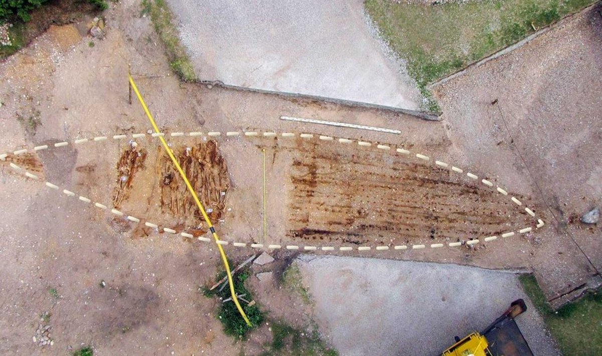 Seninägematu laevamatus: Arheoloogid kaevasid Salmel lahti 126 ruutmeetrit pinda, kuid lõviosa leidudest ja 36 langenu luukeredest tuli välja 4 ruutmeetri pealt laeva keskelt. (Jaanus Valt / montaaž)