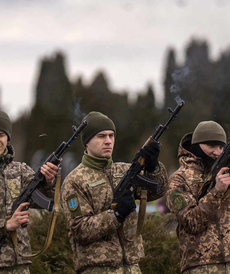 Ukraina sõjaväelased kaasvõitleja matustel. Foto on tehtud 22. veebruaril 2023 Kiievis.