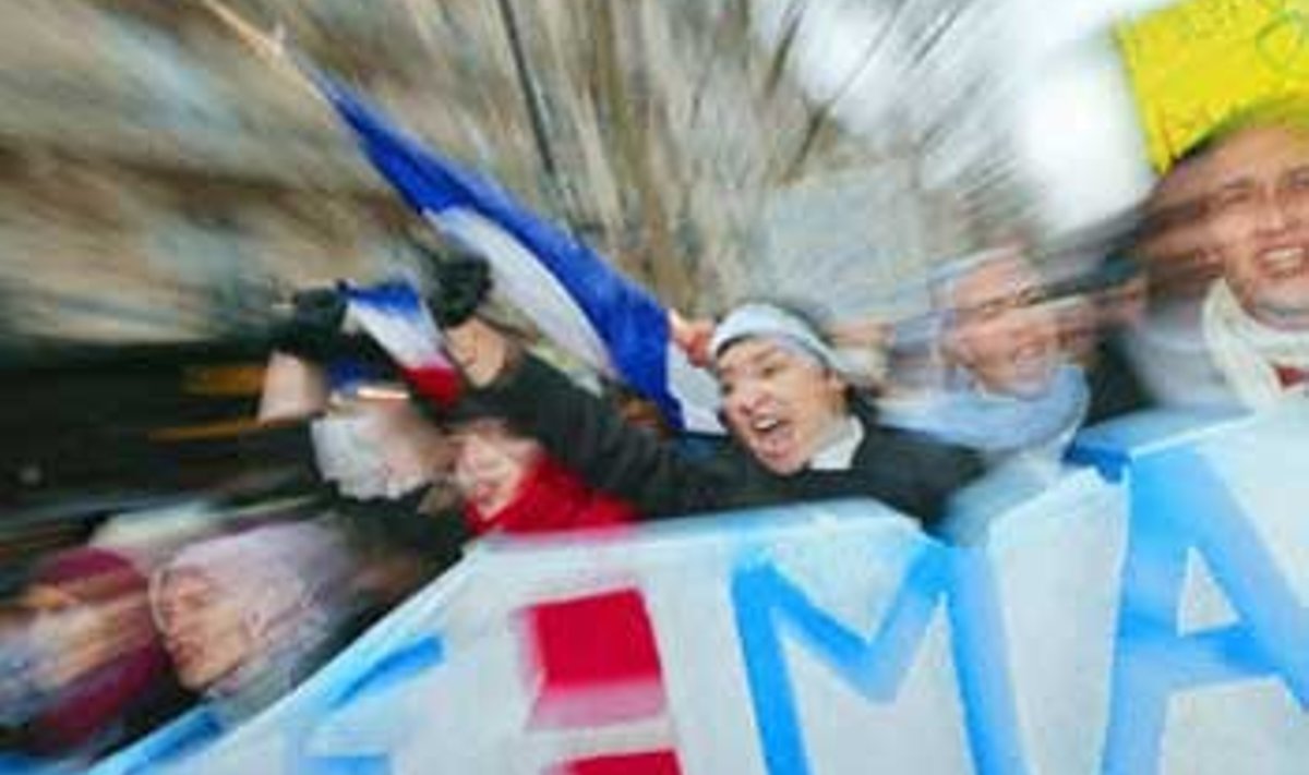 PRANTSUSE RÄTINAISTE VIHA: Prantsusmaa islamiorganisatsioonide korraldatud protestimarss rättide kandmise keelu vastu riigiasutustes (Pariis, 21. detsember 2003). Mehdi Fedouach / AFP