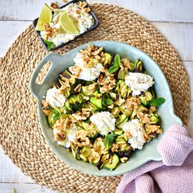Grillitud suvikõrvitsa salat ricotta ja Kreeka pähklitega