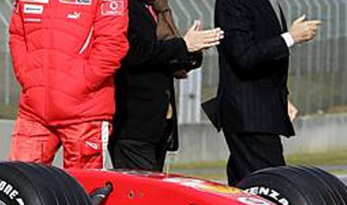 PEAB PEENIKEST NAERU: Jean Todt ja Luca di Montezemolo plaksutavad küll käsi, aga Michael Schumacher (vasakul) liigub hoopis teises suunas – erruminekule vastu. AFP