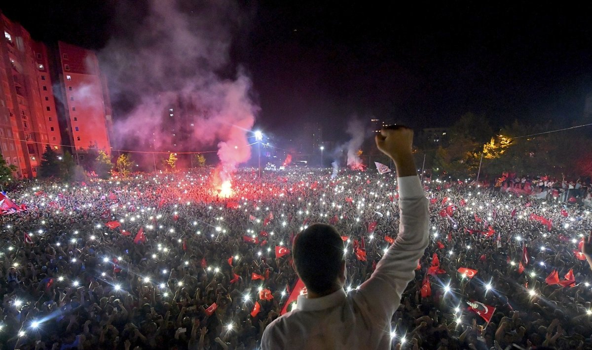 Istanbuli uus linnapea Ekrem İmamoğlu pidas pühapäeva õhtul tuhandete juubeldavate poolehoidjate ees võidukõne.