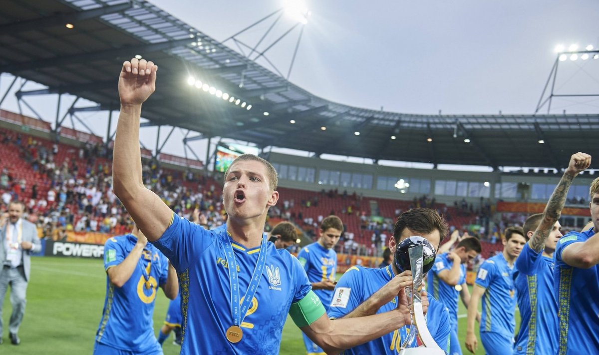 Ukraina jalgpallikoondis MM-tiitlit tähistamas.