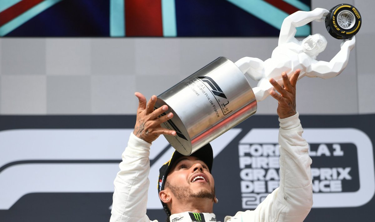 Lewis Hamilton ja tema karjääri 79. MM-etapi võitu tähistav karikas