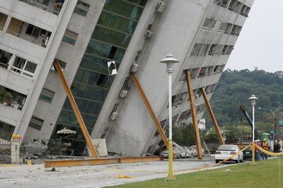 Первые этажи гостиницы после землетрясения были разрушены, здание очень сильно накренилось.