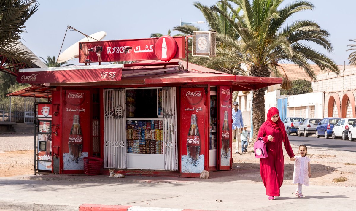 Coca-Cola tagab, et müügiputkad oleksid jookidega täidetud. See Maroko kiosk on üks paljudest omasugustest. 