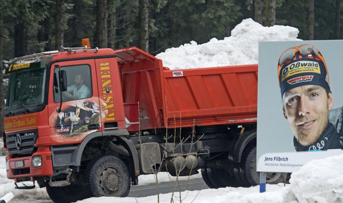 Lumetööd Oberhofis Jens Filbrichi pildi taustal.