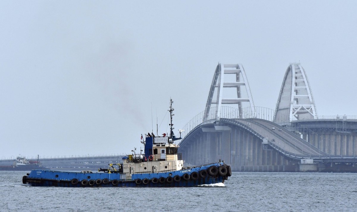 Russia Crimean Bridge 8517891 15.09.2023 A patrol boat is seen near the Crimean Bridge, repaired after the July 17 sea d