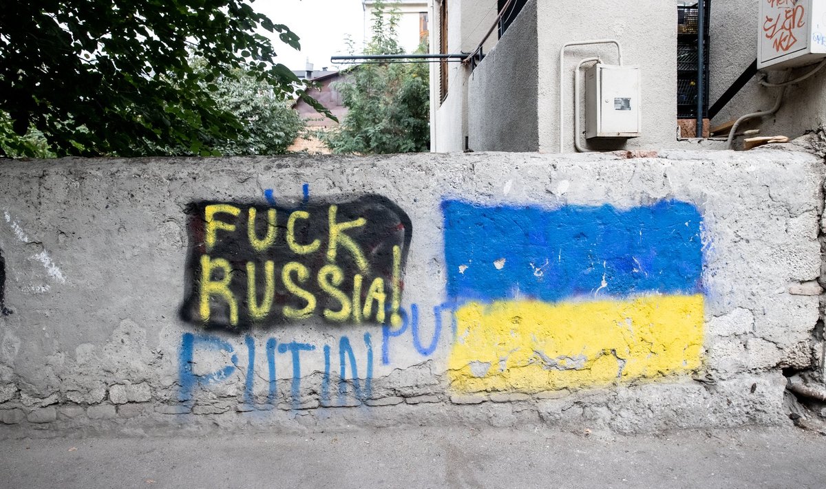 На огромном количестве домов в центре Тбилиси написаны лозунги против России и Путина