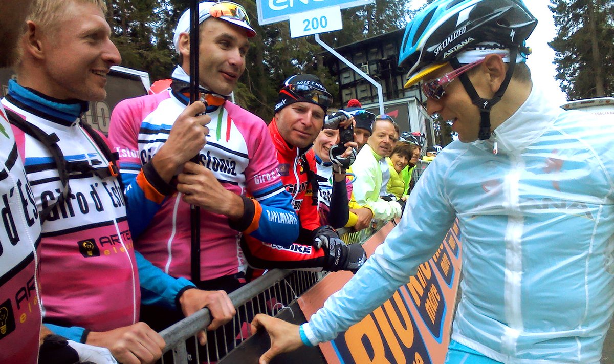 Giro d'Estonia tiim vestlemas Tanel Kangertiga pärast Giro d'Italia 15. etappi, mis lõppes Madonna di Campiglios. 