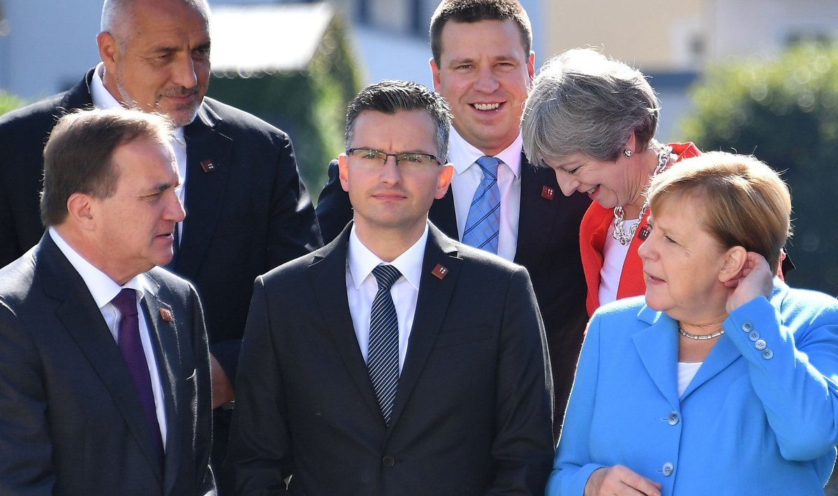 Eilsel grupifotol võis näha Mayd ja Ratast teises reas rõõmsalt vestlemas, esiplaanil teritab kõrvu Angela Merkel.
