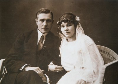 Ema Helmi ja isa Johannes Tombaku pulmapilt