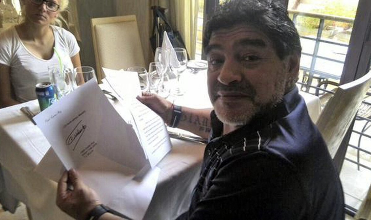 Diego Maradona Fidel Castro kirjaga
