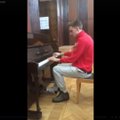 VIDEO: Multitalent Oliver Orav rahustas meeskonnakaaslasi enne olulist mängu maailmakuulsa klaveripalaga