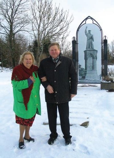 Elena von Meyendorff külastas mälestusmärgi paika koos linnapea Enno Felsiga. Foto: Sergei Kulakov