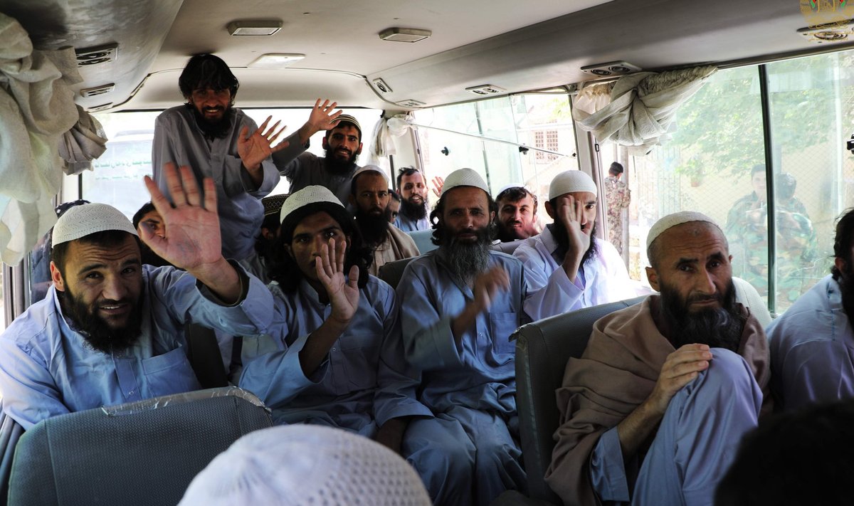 Möödunud kuu lõpul pääsesid need vangi langenud Talibani äärmuslased taas vabadusse. Taliban on eitanud, nagu oleks nad ameeriklaste tapmise eest Moskvalt pearaha saanud.