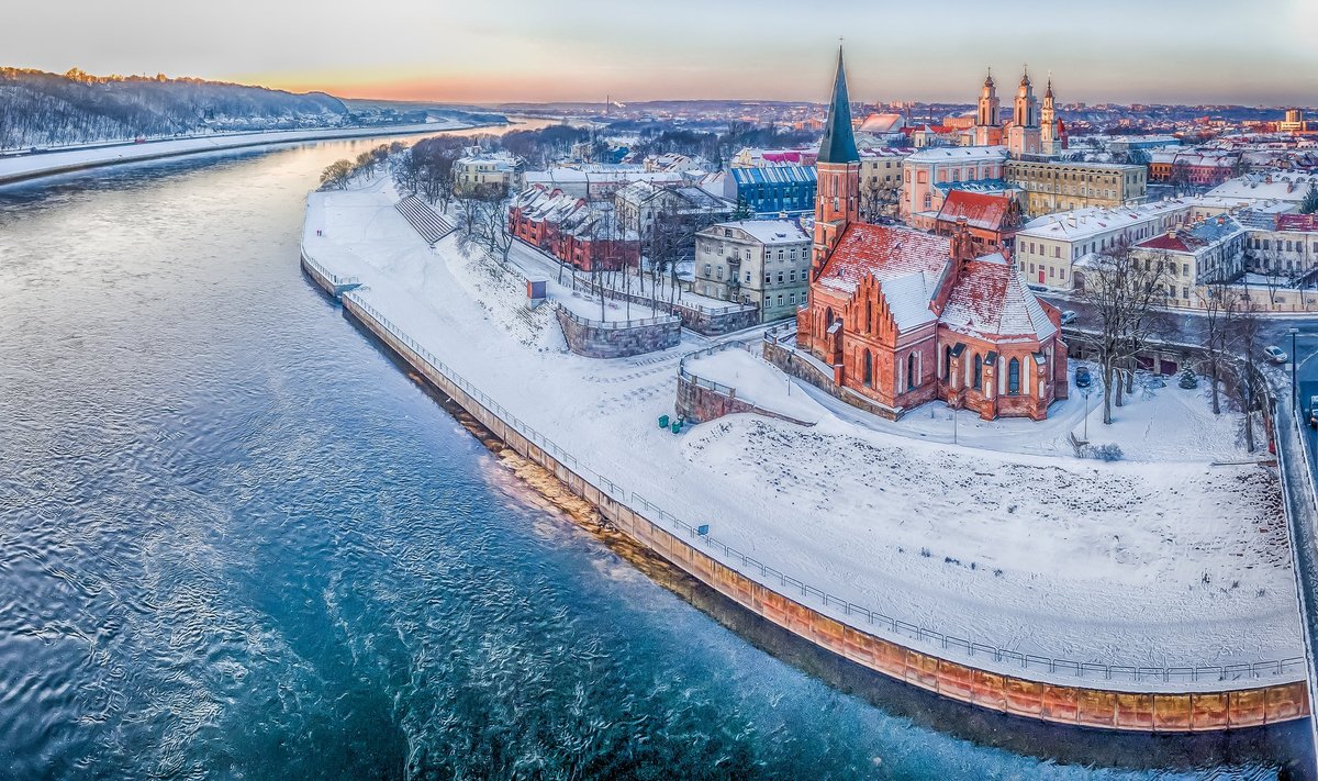 Leedu suuruselt teine linn Kaunas asub Nerise jõe Nemunasse suubumise kohas.