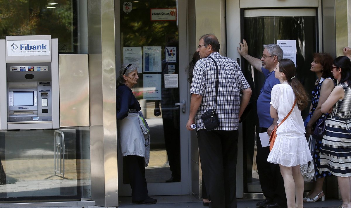 Rahvas seisab sabas Fibanki kontori ees, päästmaks oma raha kuulduste järgi kokku kukkuvast pangast. Pangaautomaat paistab olevat rahast tühi. 