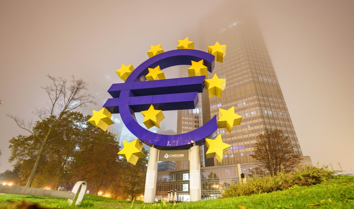 Euro seisab EKP hoone esiplaanil. 