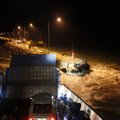 FOTOD ja VIDEO: Hiiumaal sadamas madalikule sõitnud praamilt päästeti 33 inimest