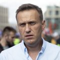 ”Реально занимаемся спасением его жизни”. Врачи стабилизировали состояние Алексея Навального, но он все еще в коме