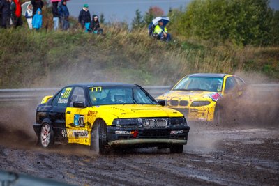 BMW RX3000 sõitu juhib etapivõitja Rene Klesment, teda jälitab Eesti meister Mait Buddell.