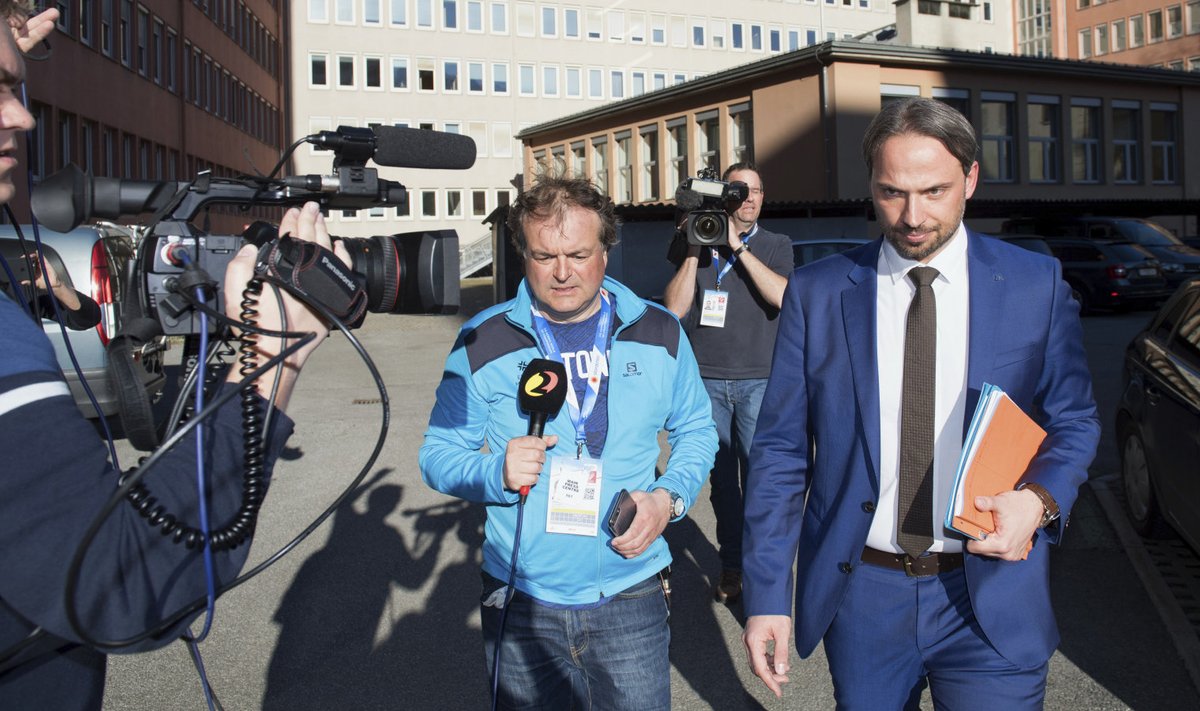 Dieter Csefan ja Kanal 2 mikrofoniga Marko Kaljuveer Innsbrucki politseijaoskonna ees pärast kolmapäevast pressikonverentsi.