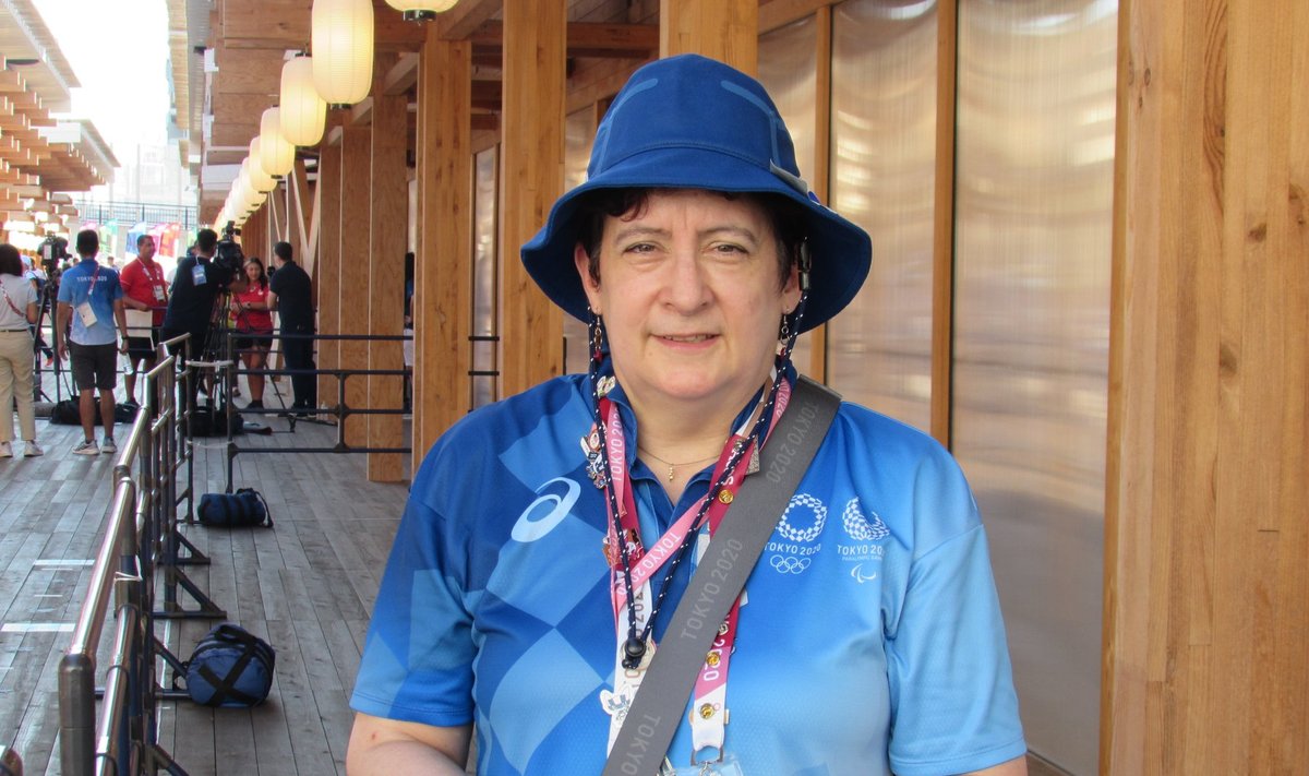 Vabatahtlik Roberta töötab olümpiakülas Eesti olümpiakomitee abilisena.
