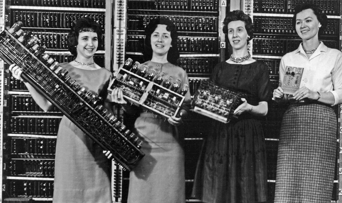 1962: Naised poseerivad koos ENIACi osadega. 