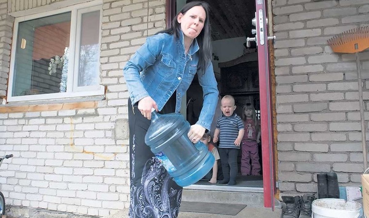 Heidi Paluste pere elu on kraanist vee kadumine väga ebamugavaks muutnud. Vett pole olnud juba kuu aega, see tuleb endal tuppa tassida ja lastega küla peal pesemas käia. Lootust kraanivett majja saada pole niipea.