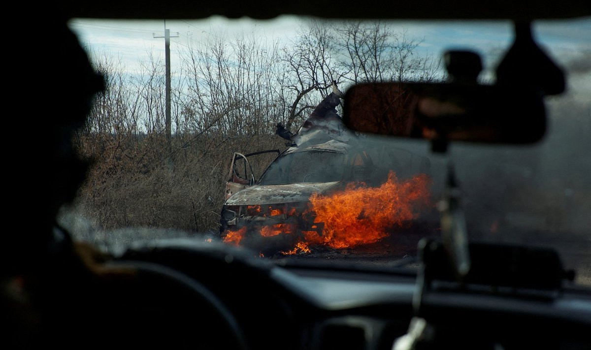 OHT ÕHUST: Ukraina sõdurid mööduvad Avdijivkas Vene ründedrooni tabamuse saanud sõidukist. 