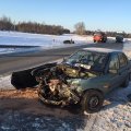 FOTOD: Jäisel teel juhitavuse kaotanud sõiduk põrkas kokku vastutuleva masinaga