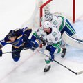 VIDEO | NHL-i play-off'is uisuga pähe saanud mängija tormas verise peahaavaga riietusruumi