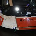 ФОТО DELFI: В центре Таллинна столкнулись автомобиль и трамвай