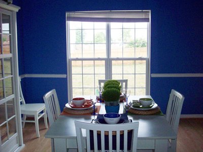 Valge mööbel ja julgesti kasutatud sinine seinavärv, sinist on ka sisustuselemntides. Foto: Morguefile