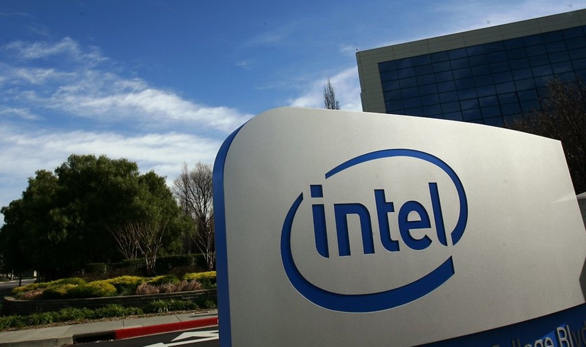 Inteli peakorteri ees.
