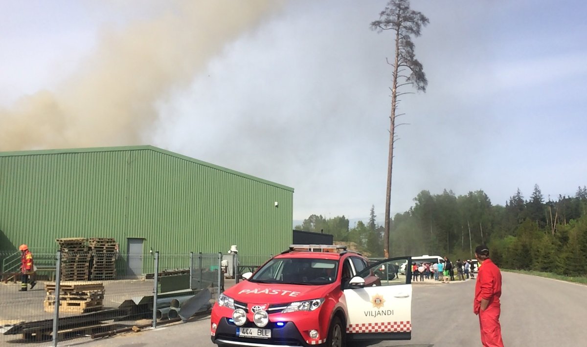 Viljandimaal Suure-Jaani vallas Kõidamaa külas põleb Vincomi puidutehas