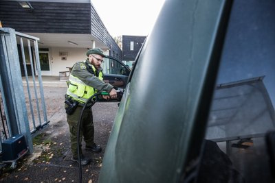 Tangime enne sõitu veel auto ära kordoni “tanklas”, kus tankur näitab liitri diisli hinnaks 1€. Arvatavasti kõige odavam kütus Eestis. Loomulikult ei tähista hind seal miskit vaid on vaikevalikuna tankuril.