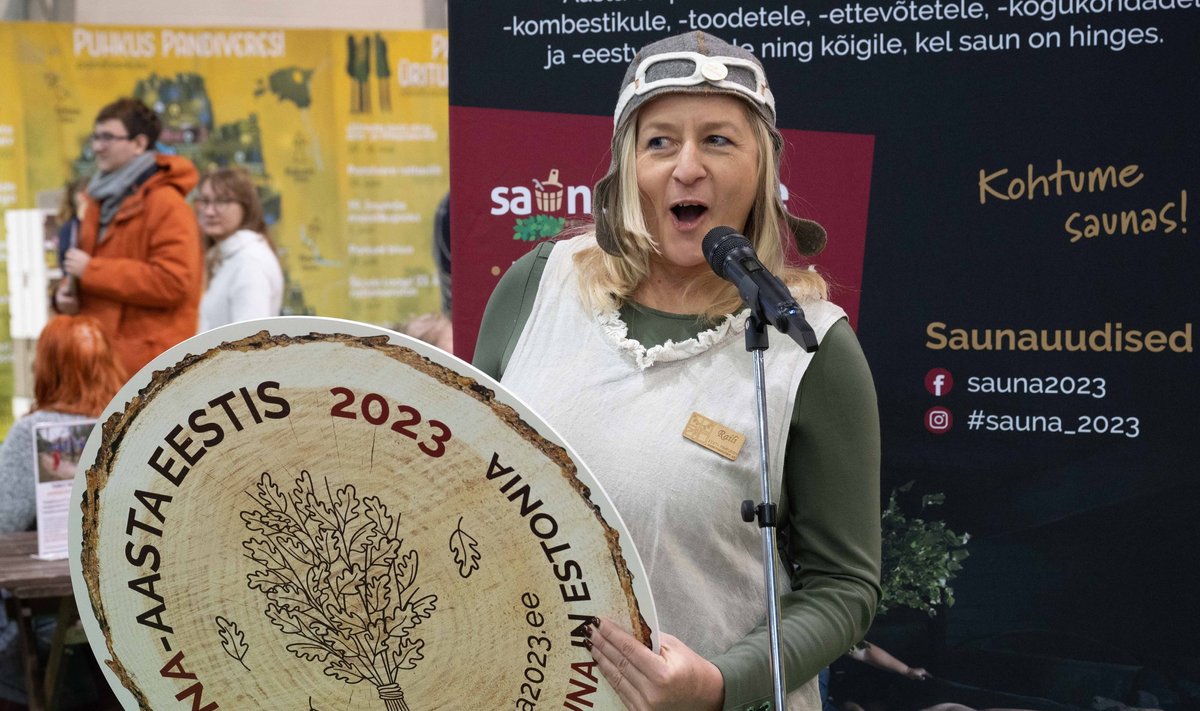 Sauna-aasta tiitli üleandmine Saaremaale, Raili Mengel hüüab laureaadi välja.