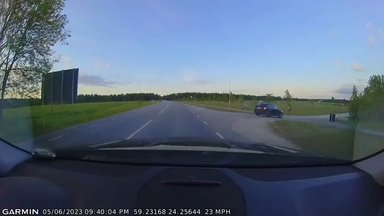 VIDEO | Hulljulge mootorrattur oli juuksekarva kaugusel liiklusõnnetusest