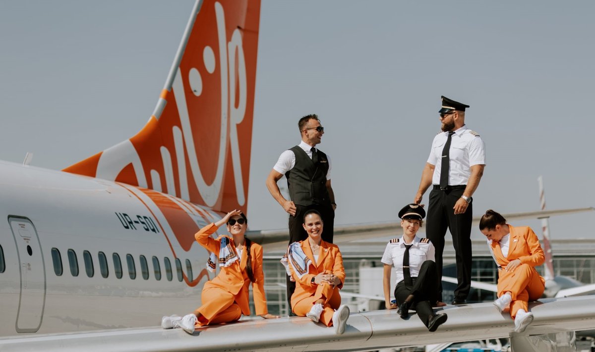 SkyUp teenindab reisikorraldaja Join Up! lende Tallinnast Sri Lankale. Pildil on lennuki töötajad uute rõivaste reklaamfotol oktoobris 2023.