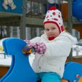 СОФИЯ, 2009: зимой в Эстонии можно бросаться снегом, а летом - играть в песочнице