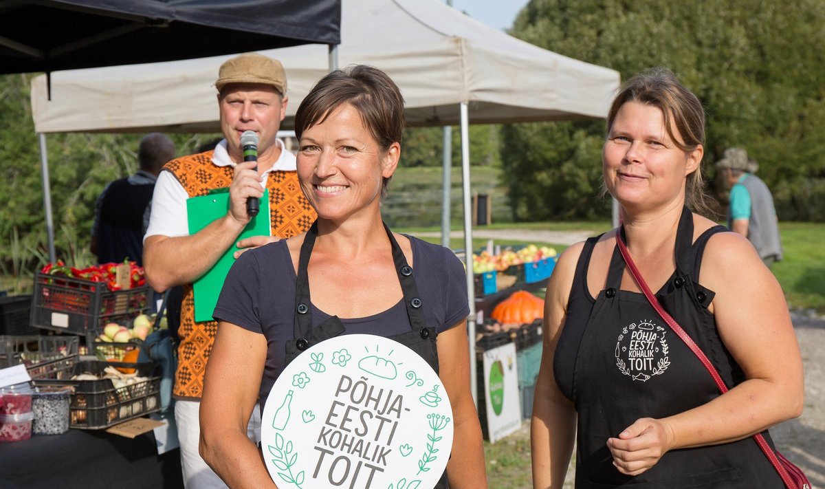Põhja-Eesti maitsete aasta projektijuht Eha Paas (paremal) annab kohaliku toidu märgise Aaviku mesilale.